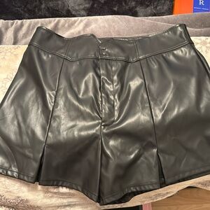 Ladies faux leather shorts